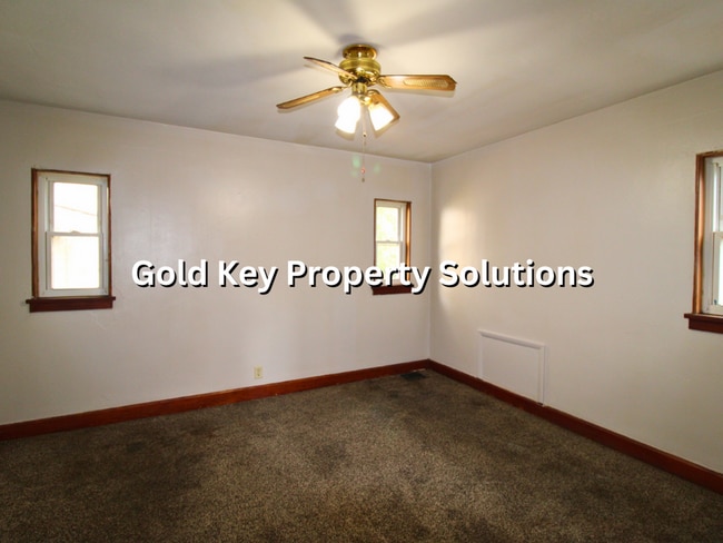 Building Photo - 2 Bedroom/1 Bath Home with Covered Front Porch and Garage (SECTION 8 APPROVED)