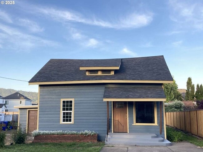 Primary Photo - Great Home in Coburg!
