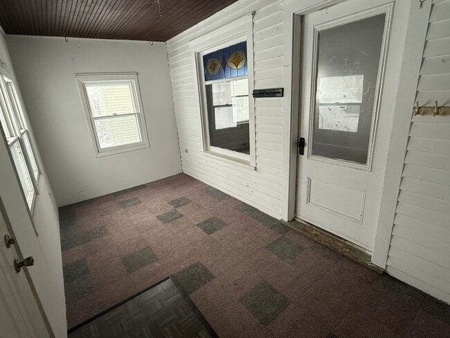 Building Photo - 325/327 3rd St NE