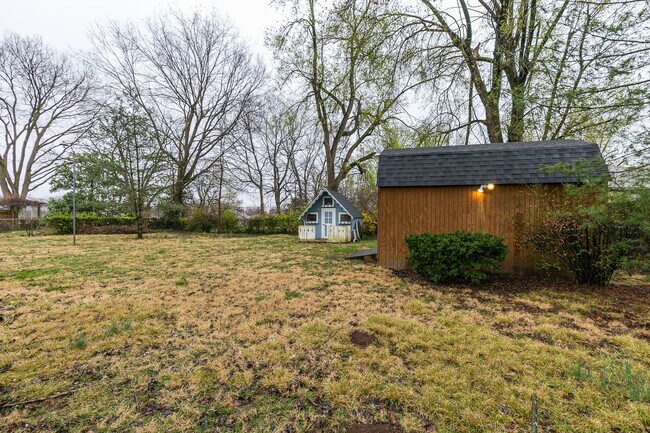 Building Photo - SOUTH SPRINGFIELD HOME (Kickapoo and Cherokee Schools) -- 3 Bed | 1.5 Bath | 2 Car Garage -- LARG...