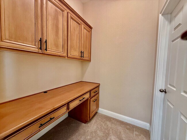 Building Photo - Beautiful home is available NOW