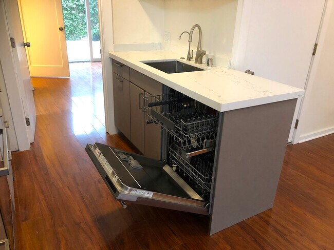 Full size dish washer - 4360 Stewart Ave