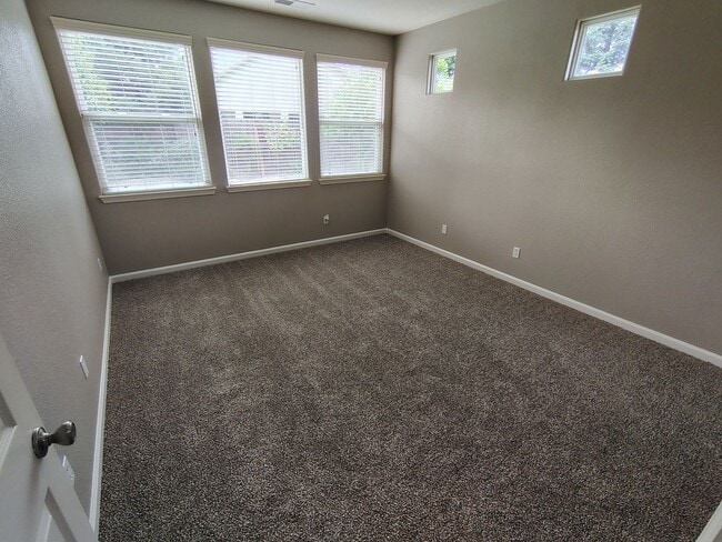 Building Photo - 880 Raccoon Valley Dr