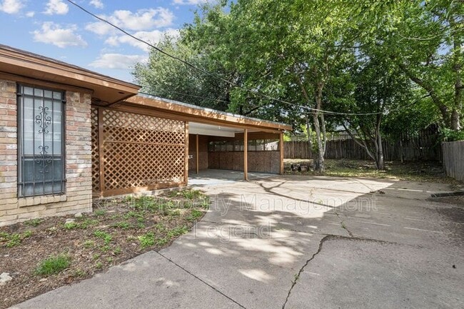 Building Photo - 8236 El Retiro Rd