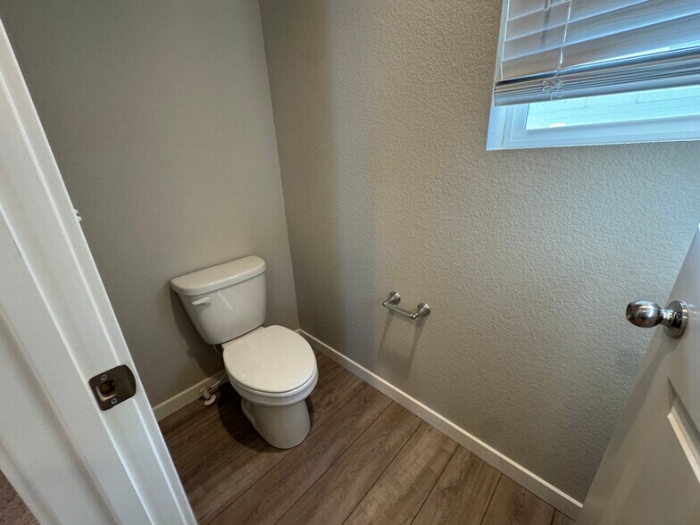 Building Photo - 5748 Thurless Ln