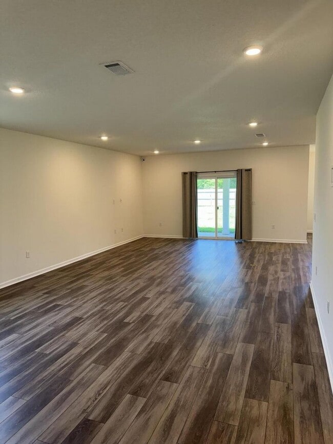 Building Photo - Charming 4 bedroom 3 bathroom in Yellow River Ranch