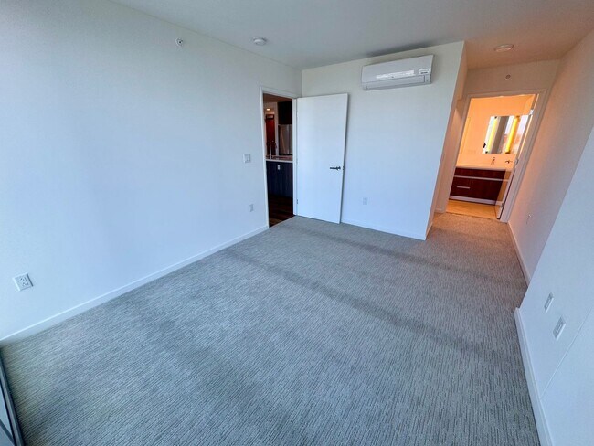 Building Photo - Brand new, high floor unit w/ All utilitie...