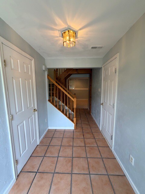 Building Photo - 9 Inkberry Ct