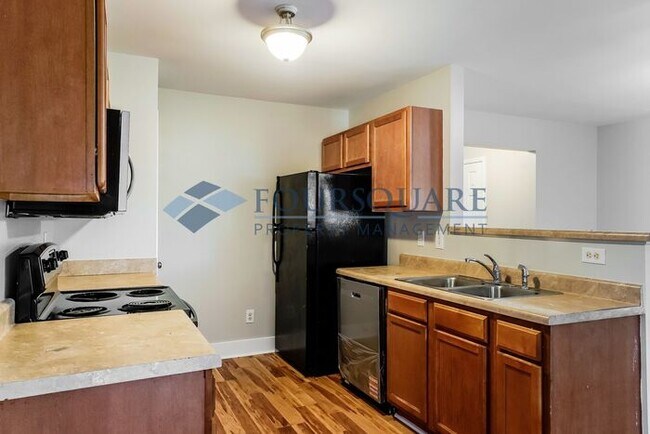 Building Photo - Townhome | Master Bedroom Walk-in Closet |...