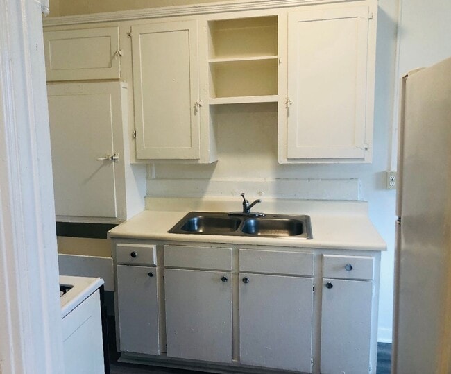 Building Photo - Studio includes all utilites, kitchen appl...