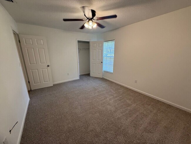 Building Photo - Charming 3/2 home