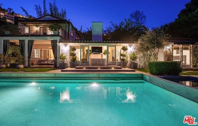 Building Photo - 1514 Sunset Plaza Dr