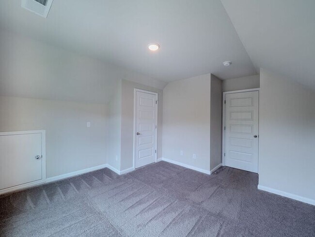 Building Photo - 217 Creek View Pl