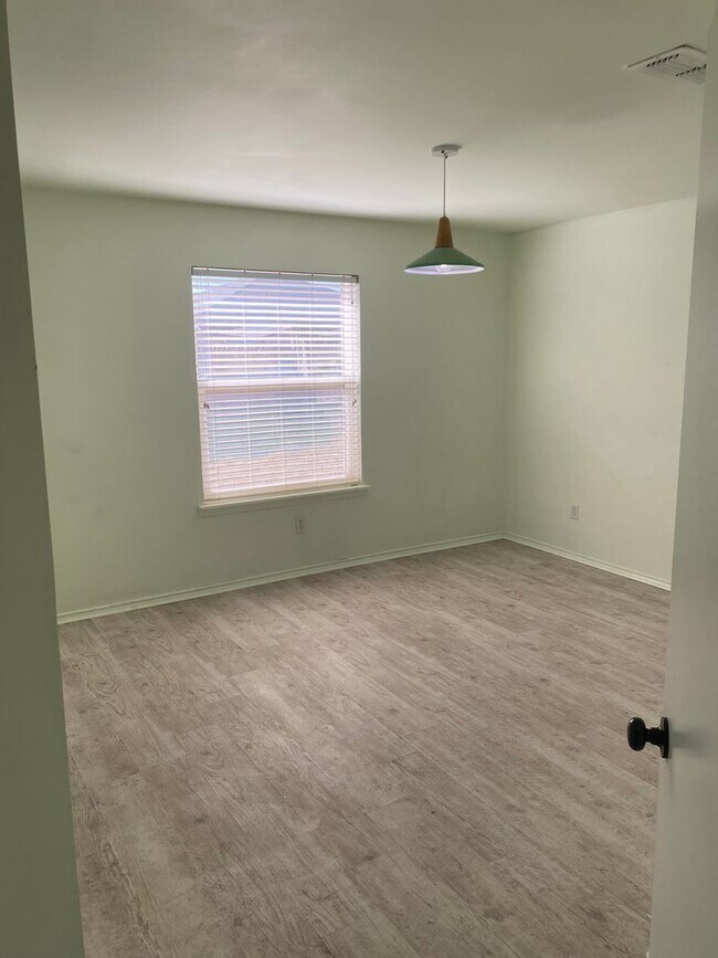 Building Photo - 3/2/2 Cozy Brick Home in South Lubbock!