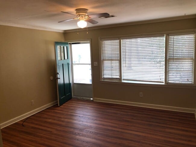 Building Photo - r3713a