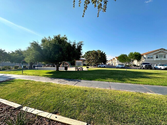 Building Photo - 3 BEDROOM TOWNHOME WITH YARD + 2 CAR GARAG...