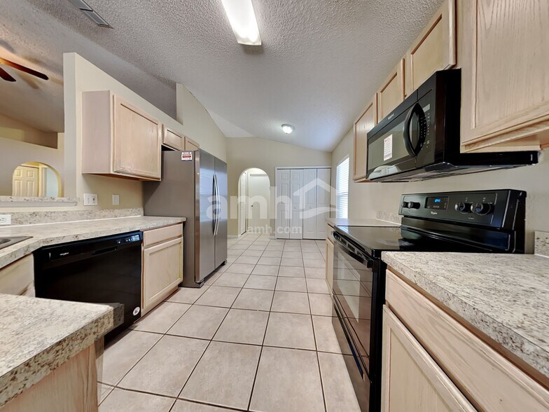 Building Photo - 70 Reeding Ridge Dr W