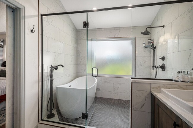 Building Photo - "Spacious 4-Bedroom Retreat with 3.5 Baths...