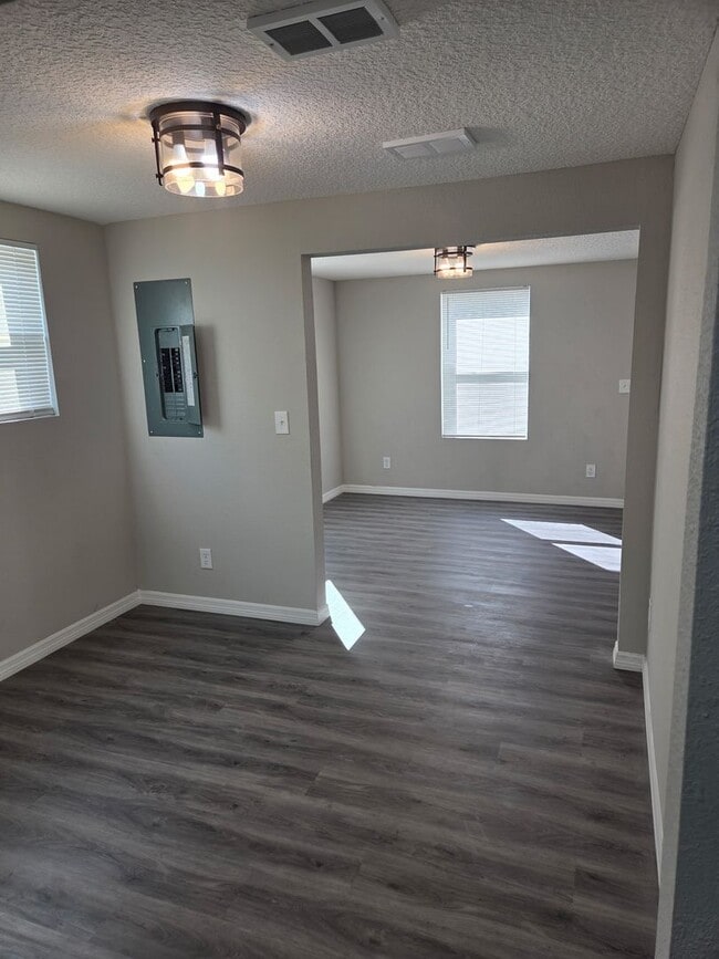 Building Photo - Cozy 3 bedroom 2 bath home in quiet neighborhood