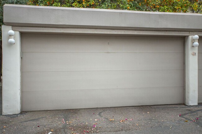 Building Photo - 5200 S Lakeshore Dr