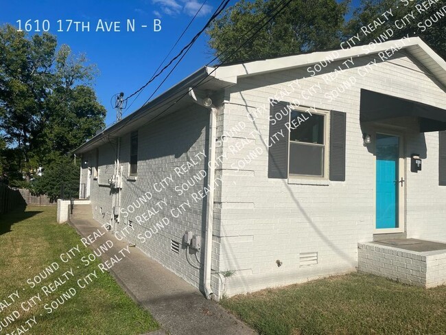 Primary Photo - 2 Bed/1 Bath Duplex - 17th Ave N - Buchana...