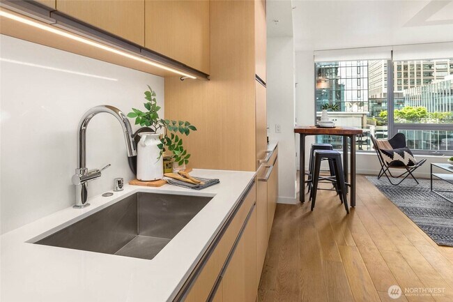 Building Photo - Downtown Luxury 1BR Condo with Sweeping Vi...