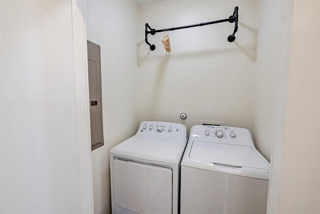 Building Photo - 7609 Bennett Ave