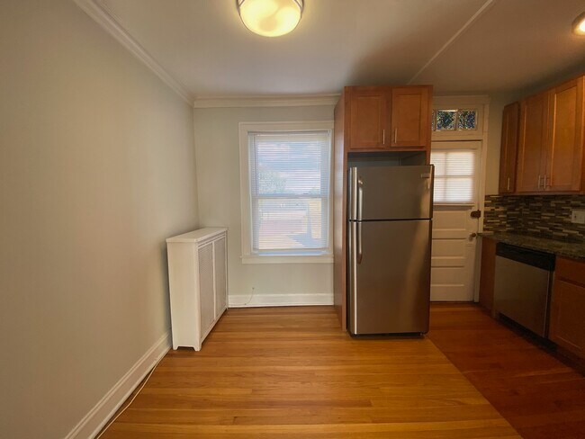 Building Photo - 5542 W Leland Ave