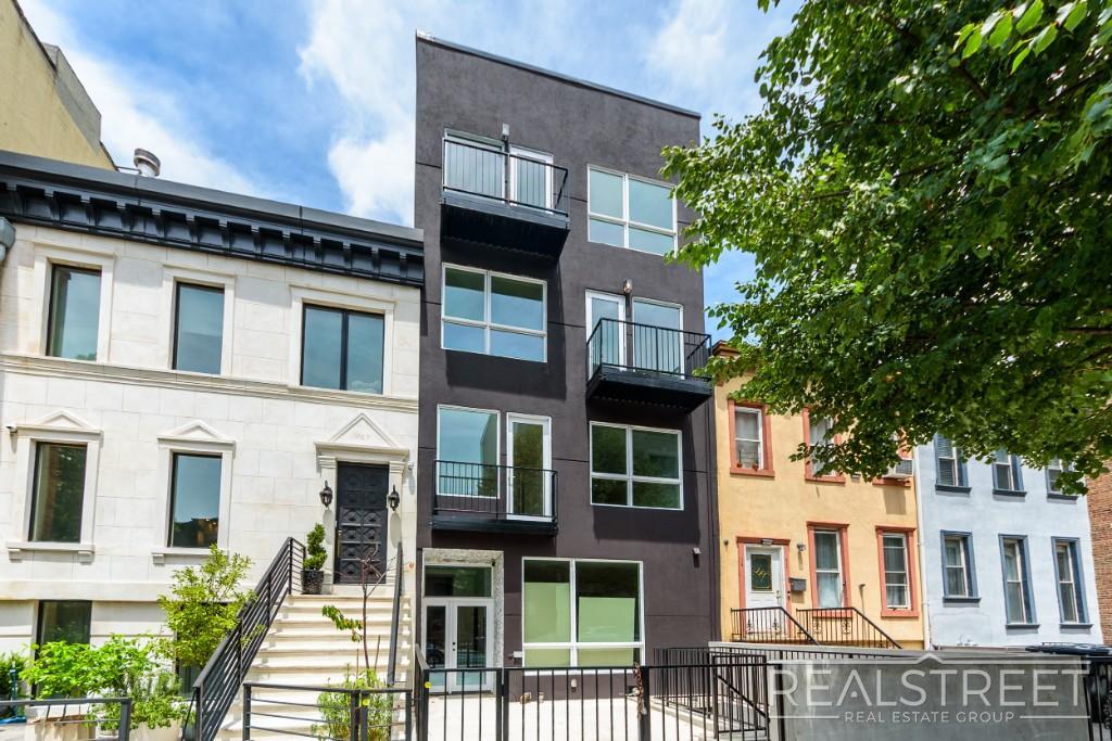 Building Photo - 2 Bed/ 2 Bath Penthouse Private roof deck