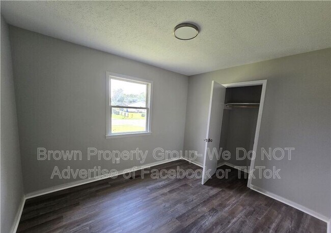 Building Photo - 303 Cartwright Dr