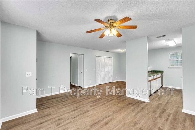 Building Photo - 215 Laurelwood Dr