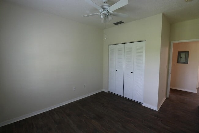 Building Photo - 625 Fairway Dr