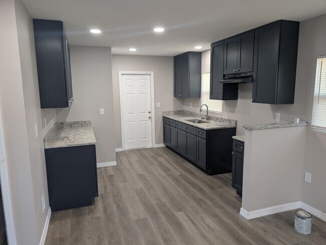 Building Photo - 710 S Lee Ave