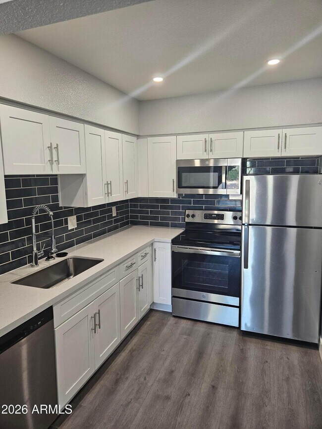 Building Photo - 1325 E Vista Ave