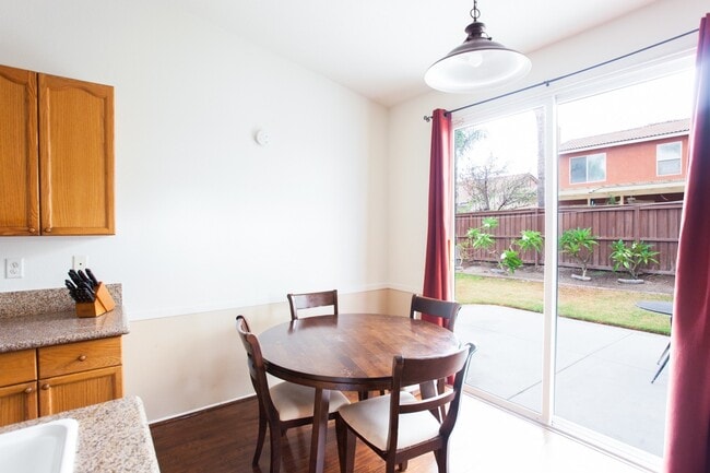 Building Photo - Spacious 4 Bedroom, 2 Bath Furnished Famil...
