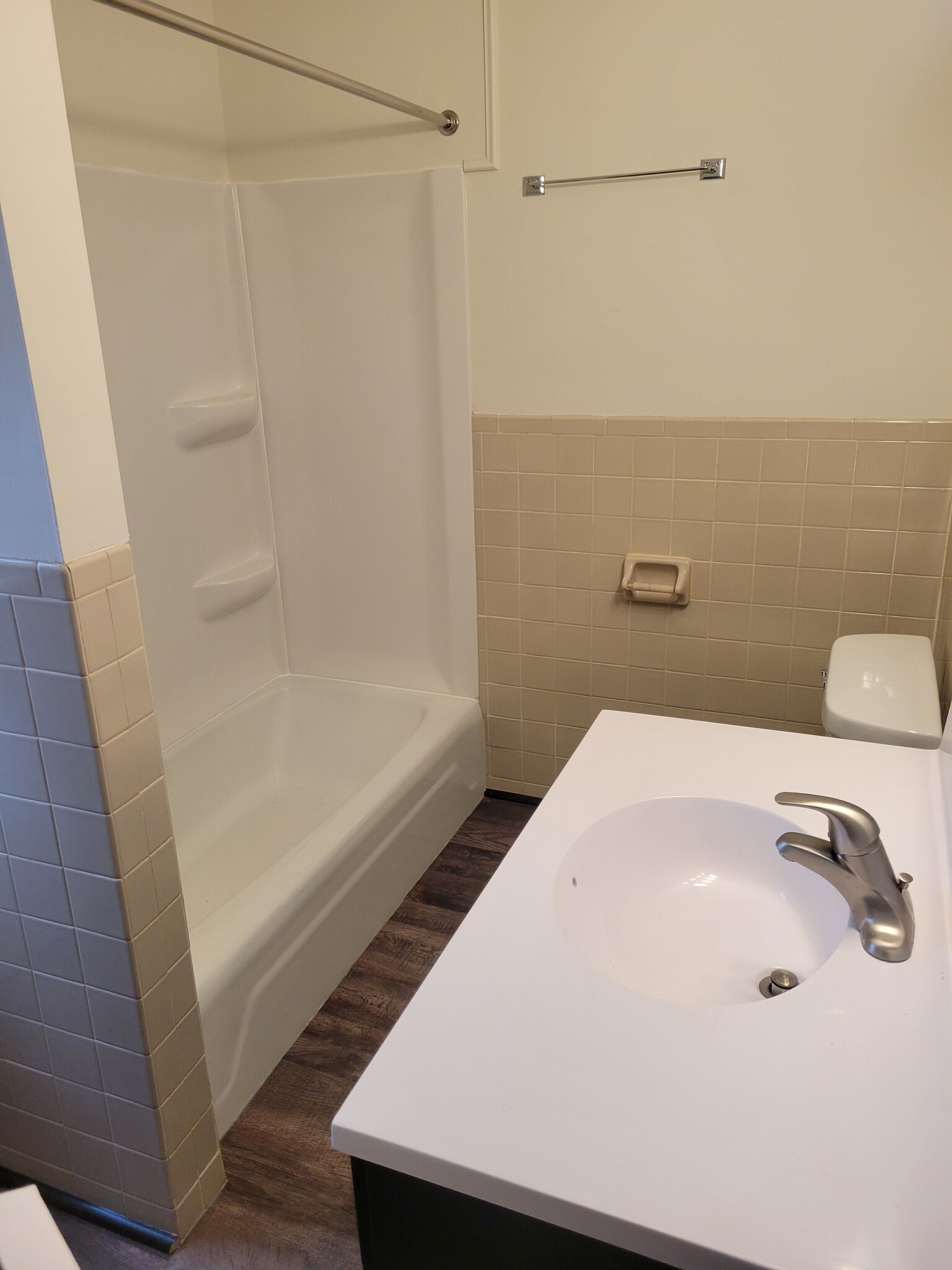 full bathroom - 821 Talma St