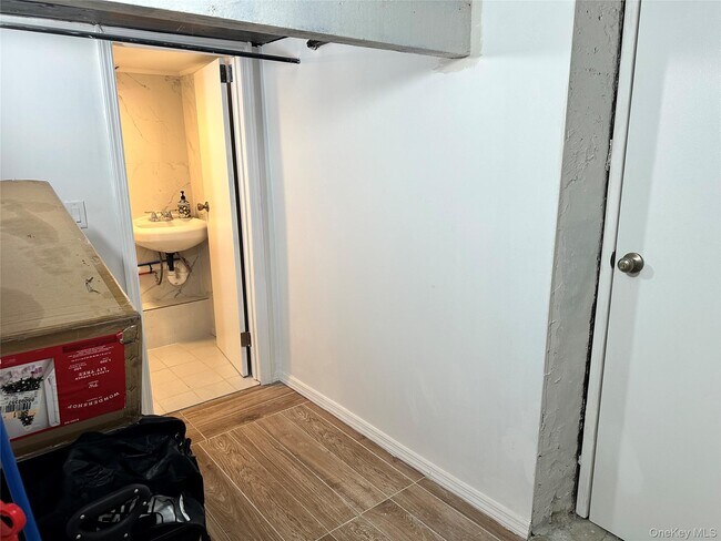 Building Photo - 245 Glenhill Ave