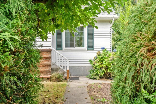 Building Photo - Amazing vintage 2-bdrm/2-bath Cully home—Giant garden, detached art studio, great location