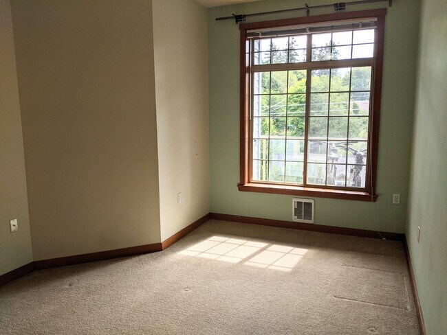 Building Photo - Centrally Located Condo