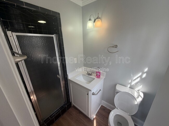 Building Photo - 1600 King Cir