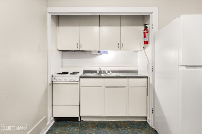 Building Photo - Charming One Bed One Bath In the Garden Di...