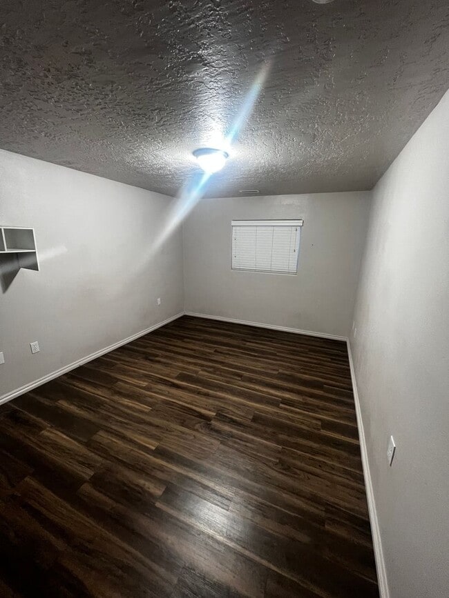 Building Photo - ALL utilities Included 2 Bedroom UNDER $1500