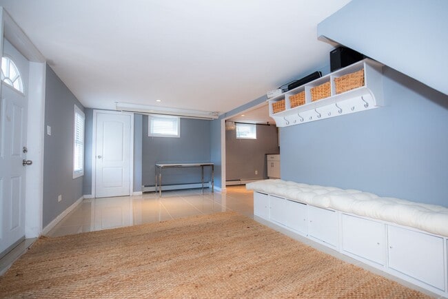 Building Photo - Beautiful 4BD Dutch Colonial Home in Harts...