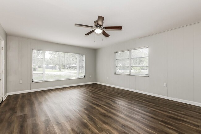 Building Photo - 3 BR/2BA | Newly Renovated Single Family Home | Large Covered Back Patio| In Valrico!