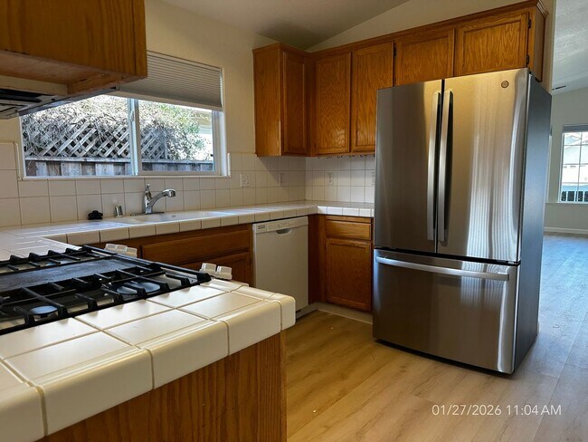 Building Photo - Refreshed 3 Bedroom, 2 Bathroom