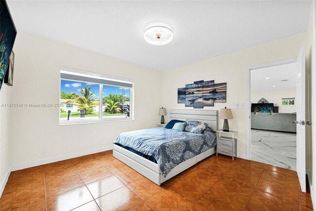 Building Photo - 6840 SW 26th Ct