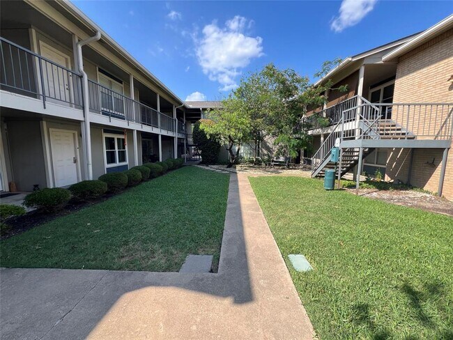 Building Photo - 2450 Ashdale Dr