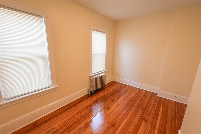 Building Photo - 32 Robinson St