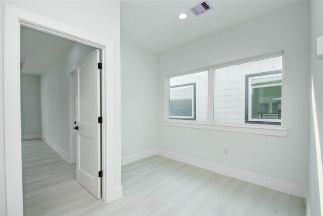 Building Photo - 2412 Dalview St