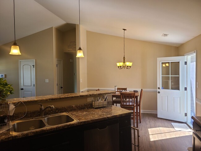 Building Photo - 3 Bedroom, 2 bath home in the Bridgeport C...